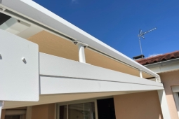 Pergola en aluminium - couverture en verre + store sur toiture